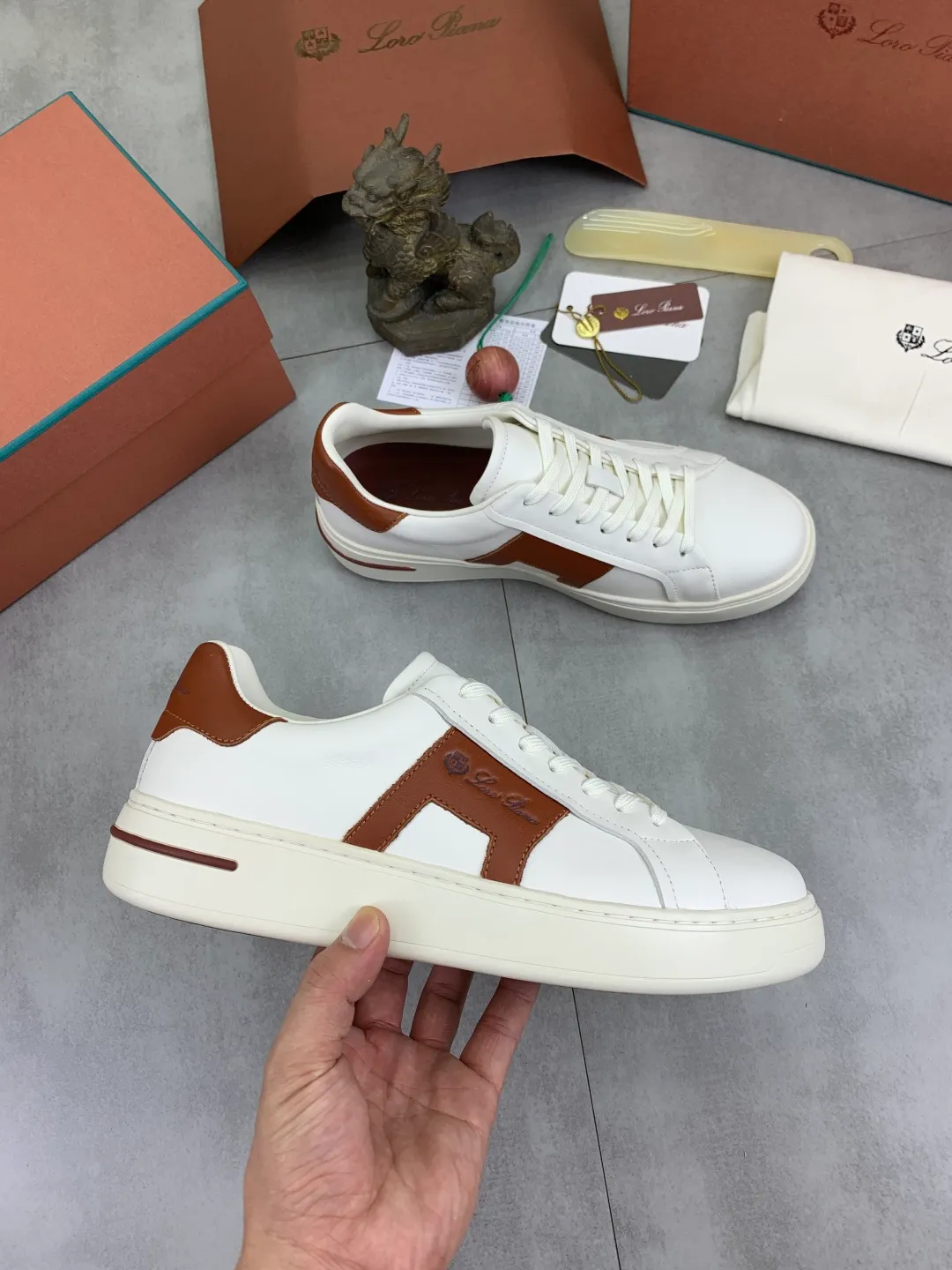 Men's men's shoes 💰P560 New style 💰High quality The latest casual shoes Loro Piana 💯Top grade💯Buy the original copy💯 Founded the existing Loro Piana company on April 24, 1924. It is now the sixth generation of family business, providing top quality products to customers who are discerning about taste and quality. Imported original fly woven fabric with cowhide fabric, plain calfskin lining. Hand-sewn thread with cowhide feet. Original packaging. High-end outsole. Size: 38-44 (customized for 45 and 46). 2️⃣ colors available.